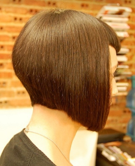 fryzury krótkie, bok boba, brązowe, proste włosy, uczesanie damskie zdjęcie numer 74